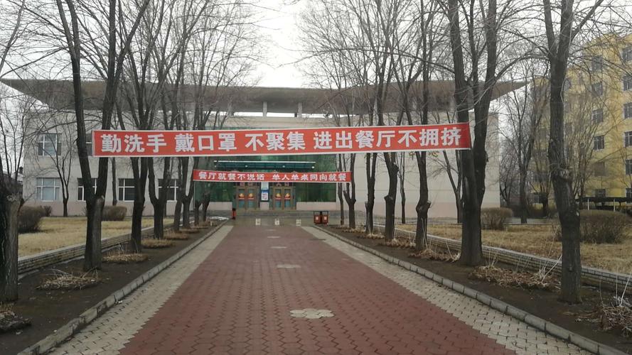宁安市教体局崔局长等领导来到宁安市第一中学检查学校复学准备工作