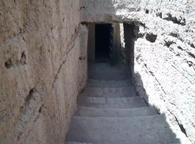 阿斯塔那古墓群,被当今学者称为"高昌的历史活档案,是