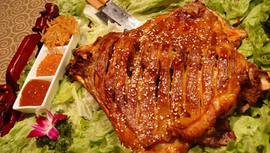 蒙古的羊杂碎也是内蒙古的早餐,羊杂碎在内蒙古众多小吃中,地位是