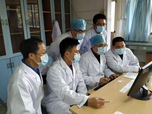 姚德志( 第一排右二)与其他医生讨论患者病情