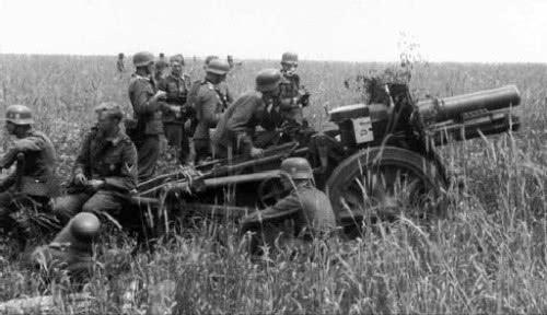 德军炮兵图装备的150mm重型榴弹炮.