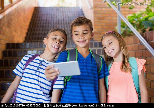 学校的孩子们使用手机自拍