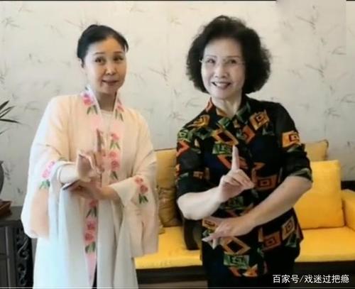 杨红霞和虎美玲学习身段
