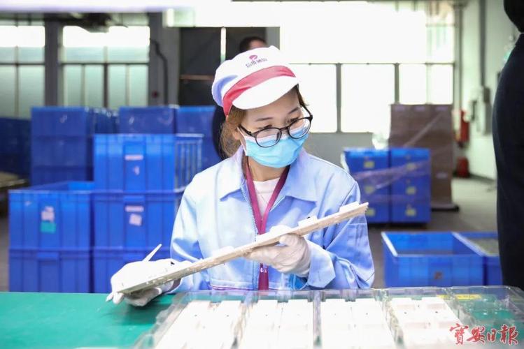 信维通信的生产车间里,工人正在检查产品.