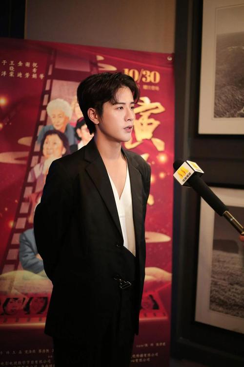 青年演员伍中元观看纪录片演员向老艺术家致敬