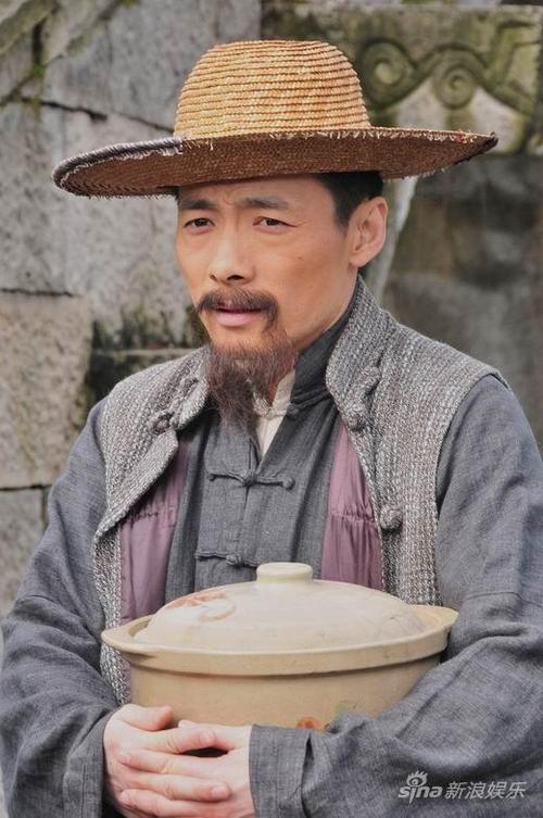 祖峰《旗袍》曝新剧照 衣衫褴褛胡子拉碴变落魄