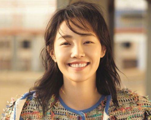 白百何与男子吃饭被拍裹外套手拿保温杯一旁帅哥颜值高肌肉壮