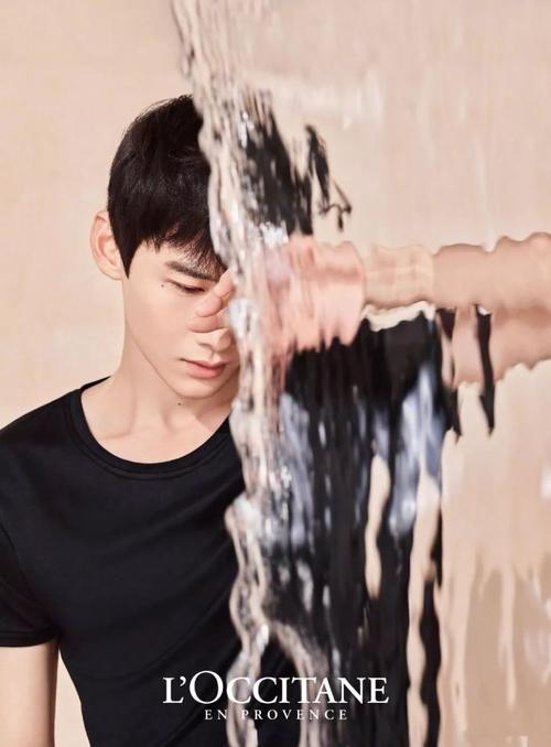 "童颜巨臂"小奶狗的胸肌上热搜!八块腹肌写真惹人尖叫