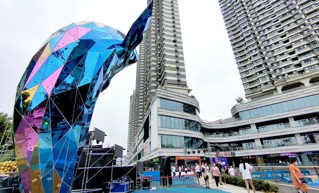 在武汉印象城40万㎡的江豚梦幻游乐园中,两座江豚雕塑无疑占据了c位