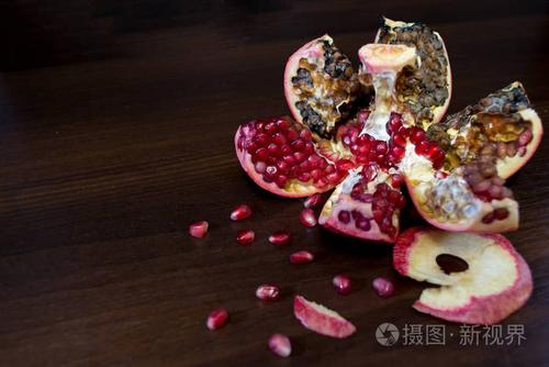 腐烂, 被宠坏, 抛光红石榴木桌上的种子