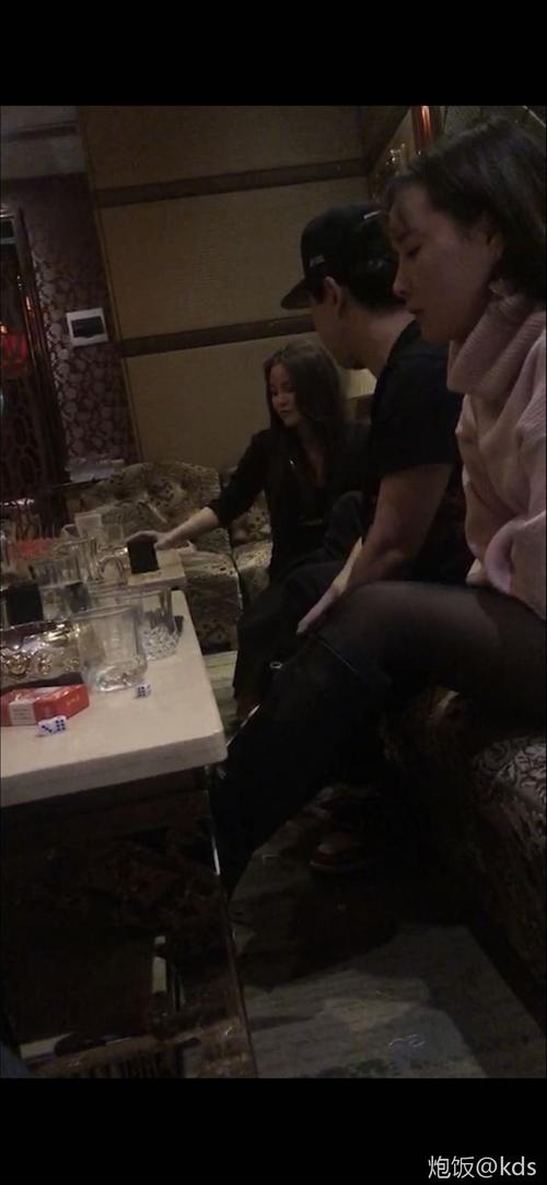 昨天金枝玉叶玩到2点,边上的小姐姐要睡着了