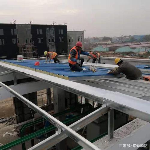 泄爆墙与泄爆屋盖墙梁连接安装