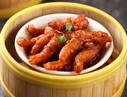 凤爪蒸得软烂,一抿即化,色鲜味美香甜适中,有芬芳的豉味.