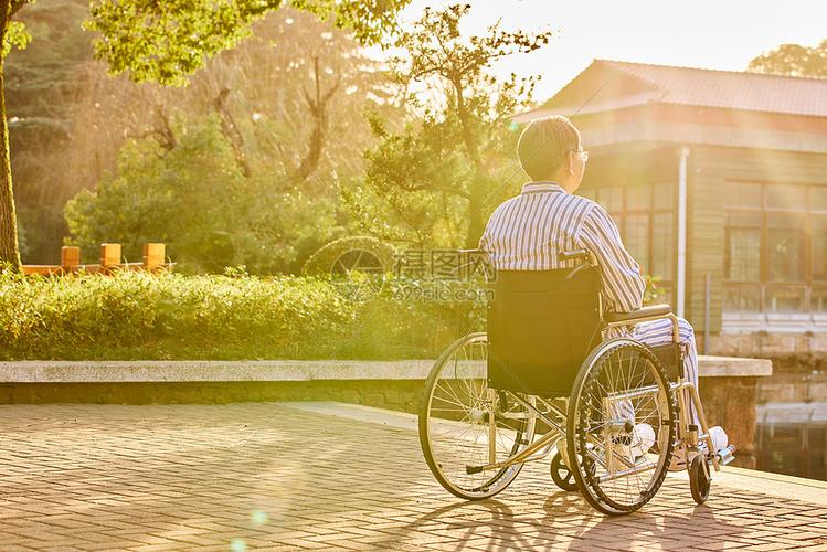 坐在轮椅上的孤独老人背影