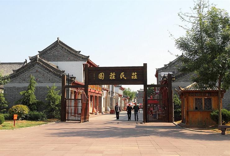  p>庄氏庄园位于山东省临沂市莒南县大店镇,以堂号为特色的庄园式建筑