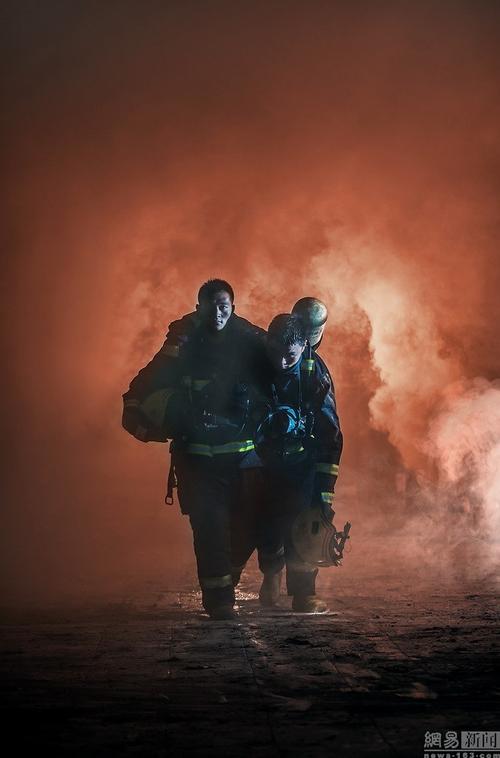 四川消防拍宣传照 展"烈火雄心"_手机网易网