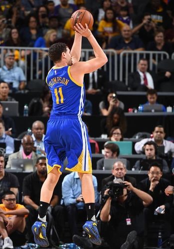 够不够清楚?看看汤普森是不是3个90度!