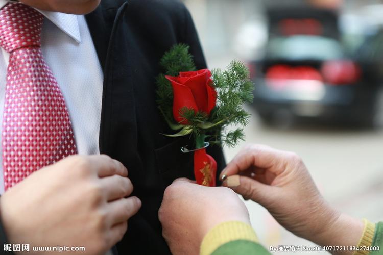 新郎佩戴胸花