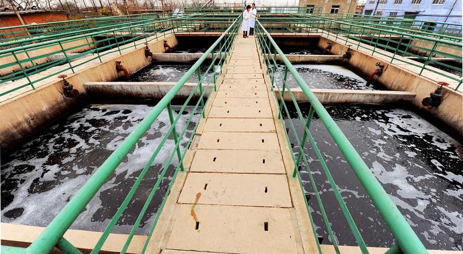 污水处理厂工作人员取样分析