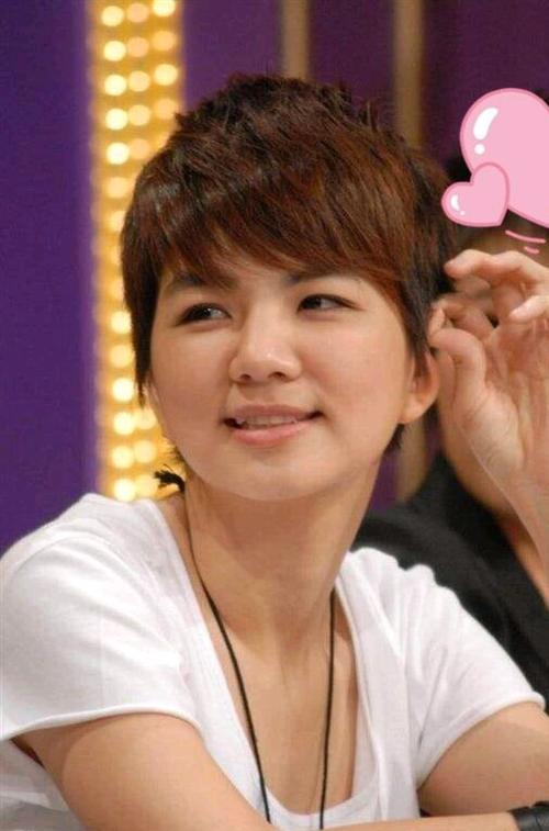 陈嘉桦居家照,穿卫衣配牛仔裤很休闲,长发造型比短发更显女人味