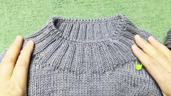 从上往下织毛衣,用德式引返法挖前领窝的方法演示