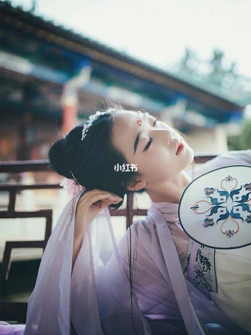 古风壁纸 #锁屏壁纸 #中国风 #汉服 #古妆女子 "东篱把酒黄昏后,有
