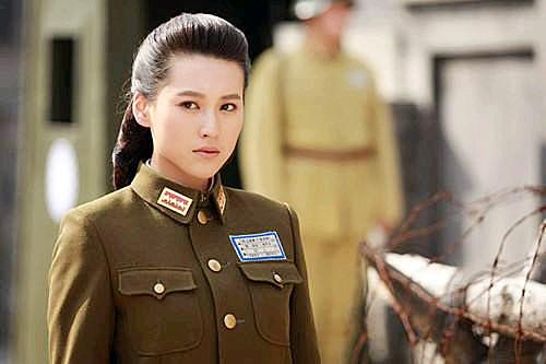 剧中,宁丹琳化身冷艳女神邢亚