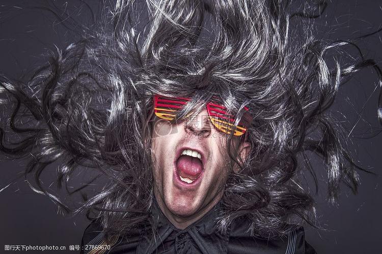 头发凌乱的男子