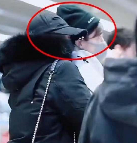 鹿晗关晓彤机场撒狗粮,解锁"后背抱",粉丝:关晓彤很主动