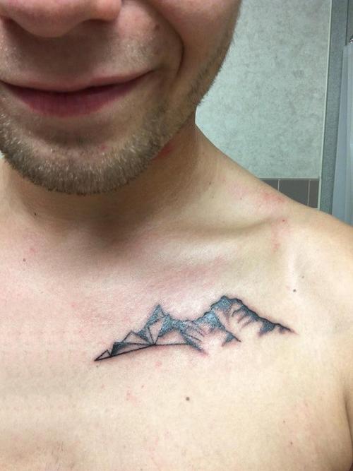 男生锁骨上黑色点刺抽象线条山脉纹身图案
