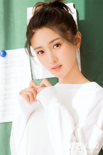 2017年,她在传奇剧《穿甲弹》饰演了女主角王卓娅;同年,刘美旗还被