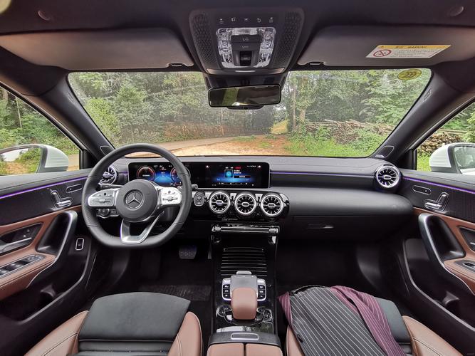 你一定会被这漂亮的内饰所吸引,没错,这便是奔驰全新的设计语言