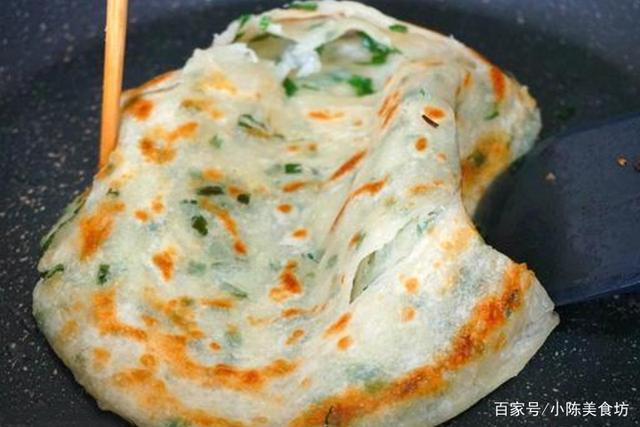 家庭版的葱花饼,做法简单,暄软劲道层次多,上桌全家都