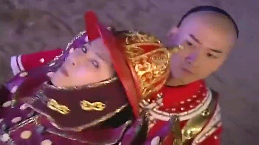 还珠格格尔康与慕沙约架发现慕沙王子是女儿身放走了她