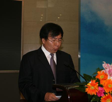 总指挥李致新发言会上大本营总指挥李致新,中国登山队队长王勇峰,运动
