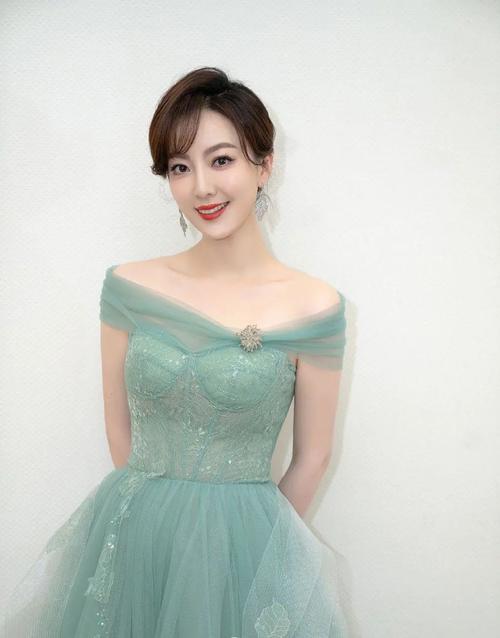 原创不愧是安徽台一姐!余声穿水绿纱裙美如仙女,这"水光肌"慕了