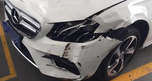 奔驰冲进4s店展厅撞烂多辆新车 车主一旁看呆了