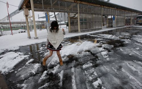 90后清纯美女雪地里唯美高清壁纸