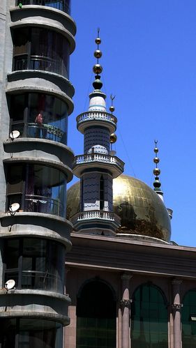 在临夏,清真寺为穆斯林提供了全部人生过程的全方位服务,成为社会的