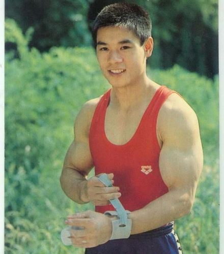 57岁体操王子李宁大变样,头发花白家产雄厚