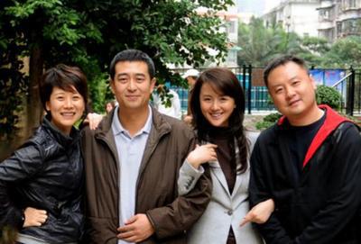 张嘉译走路驼背直不起腰背后有段辛酸血泪史他前妻长的非常漂亮