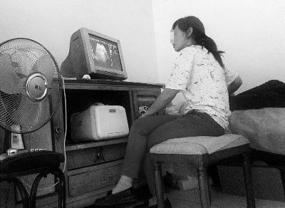 张女士虽在村卫生室上班,但每次用b超鉴定胎儿性别时,都在附近的一处