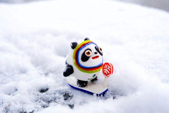 "带有北大校徽的滑雪板还为它特别定制纯手工打造出冰墩墩以面为材料