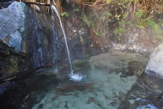 总甫村还有个鸳鸯温泉,由两个温泉组成.