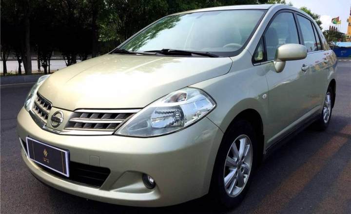 日产 颐达 js 1.6l at豪华型 香槟色 自动档