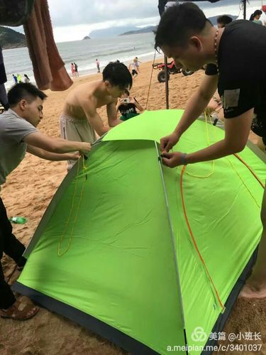 沁璞的男人在搭帐篷