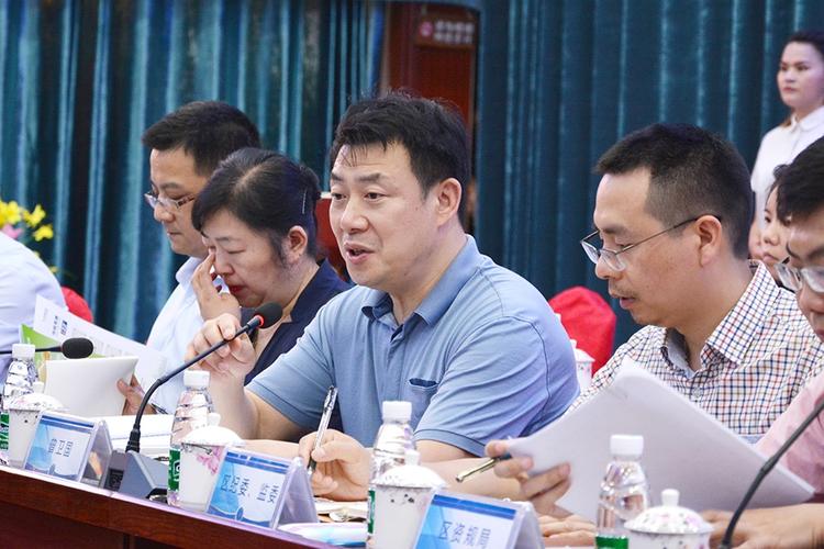 长沙市天心区纪委书记曾卫国带队来汉坤现场办公为企业纾难解困