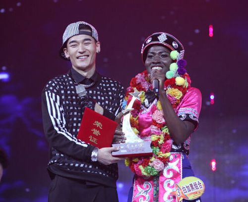 白加黑组合获《星光大道》周冠军 才艺惊呆老毕