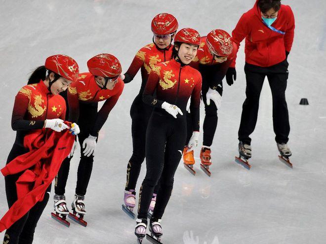图为中国短道速滑队在首都体育馆训练 左二为武大靖.