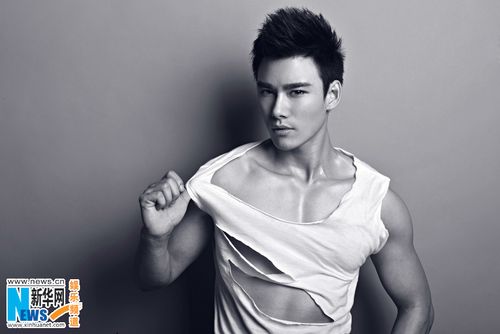 高清:丁汇宇黑白写真曝光 扯破衣服露性感胸肌